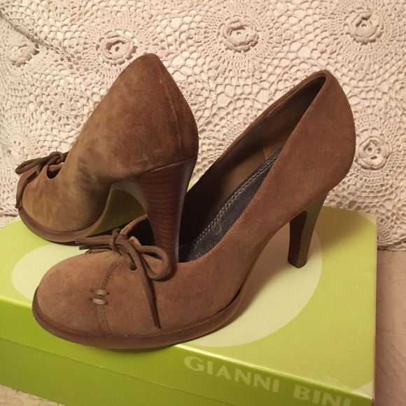 Tan suede pumps. - Picture 5 of 7